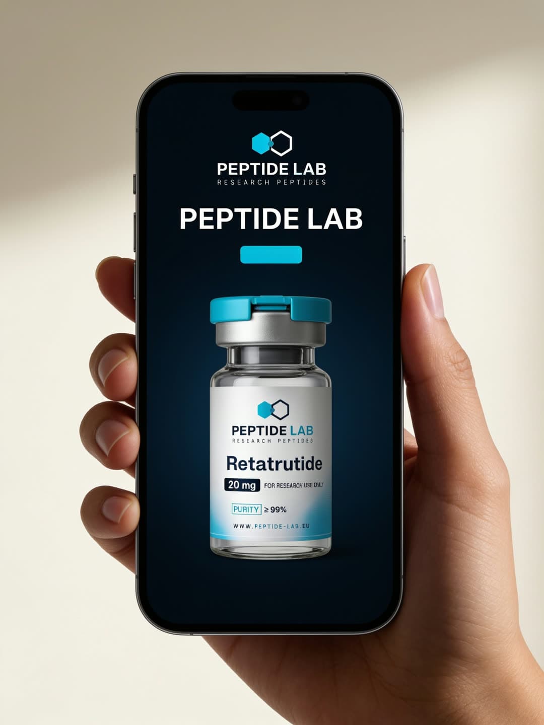 Hand met smartphone waarop de Peptide Lab webshop zichtbaar is