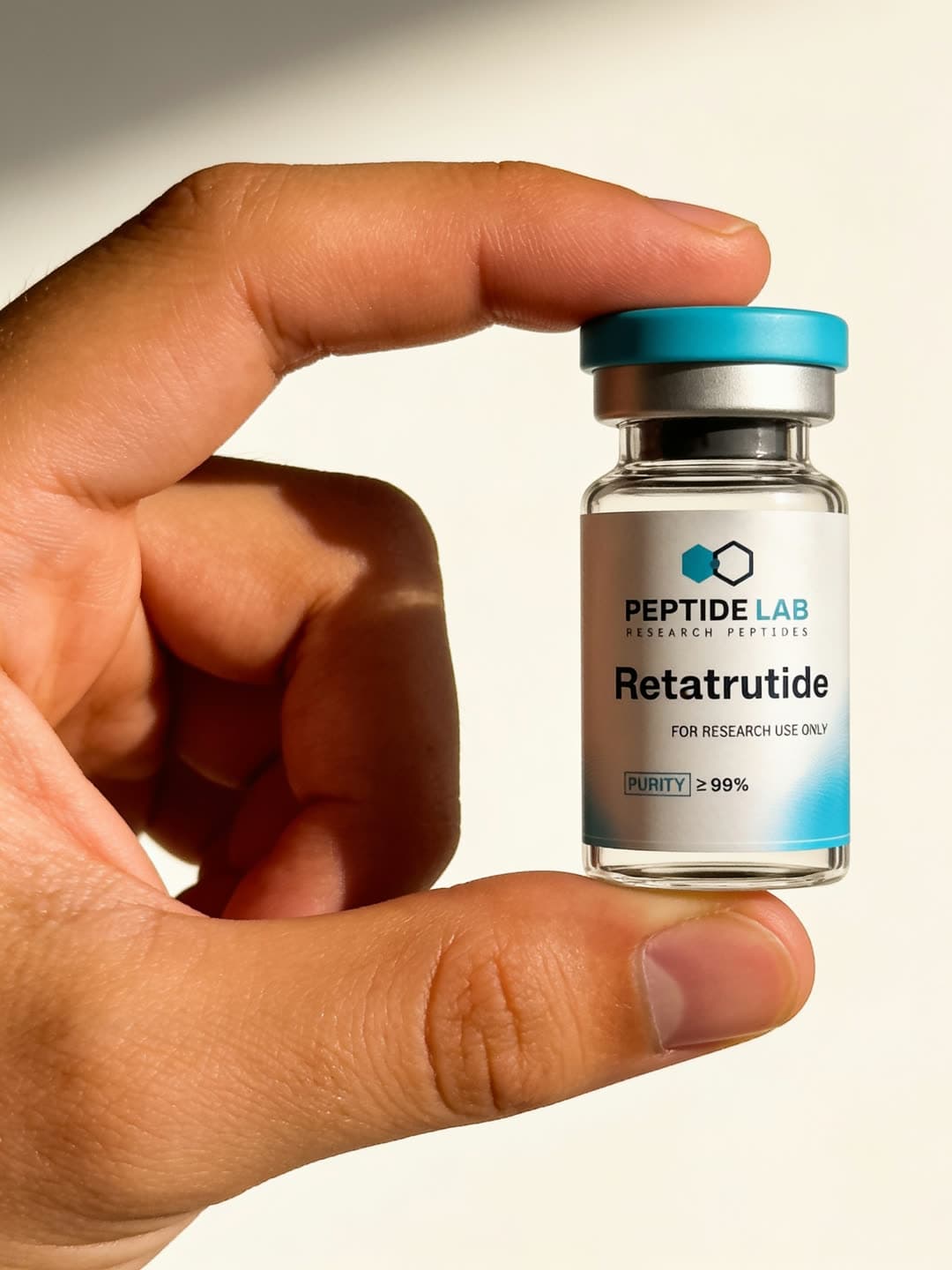 Hand die een Peptide Lab Retatrutide vial vasthoudt
